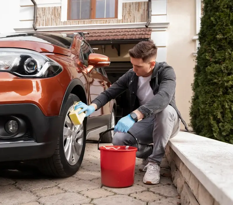 Lavage auto à domicile Castelnou : professionnel intervenant sur un véhicule